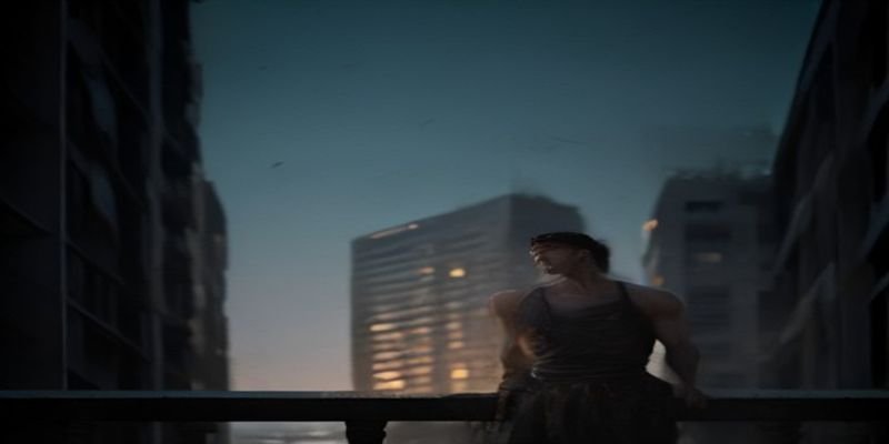 徒手爬楼的00后“托举哥”，让我们看到了普通人最硬的骨头