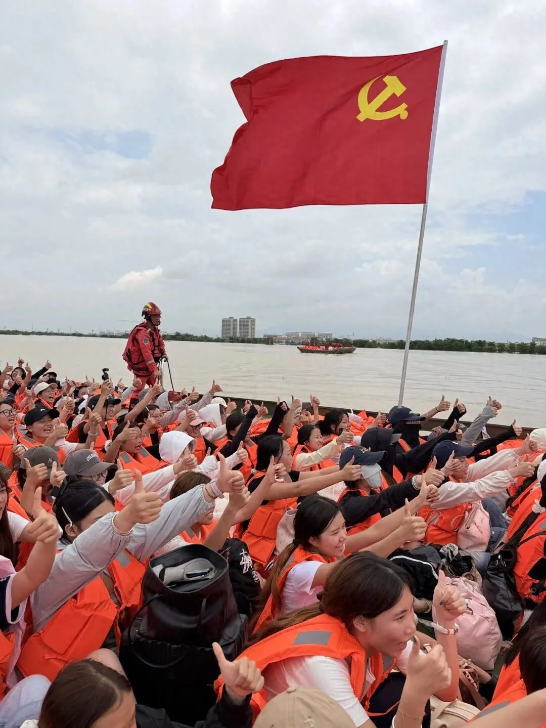 当“救援航母”开进校园，我们到底在为什么热泪盈眶